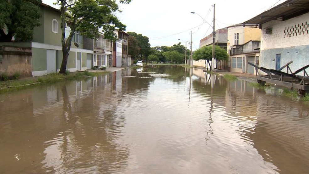 Rua alagada após a chuva em Vila Velha (Foto: Roberto Pratti/ TV Gazeta)