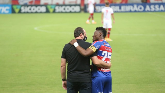 Abraço de Rogério Ceni e Paulão