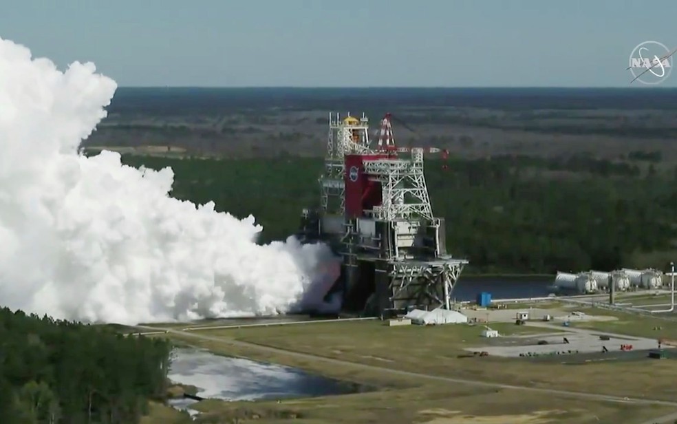 Imagem retirada de vídeo divulgado pela NASA mostra trecho de teste de fogo e calor do núcleo do foguete Sistema de Lançamento Espacial (SLS, na sigla em inglês), no Stennis Space Center, em Mississippi, na quinta-feira (18) — Foto: NASA via AP
