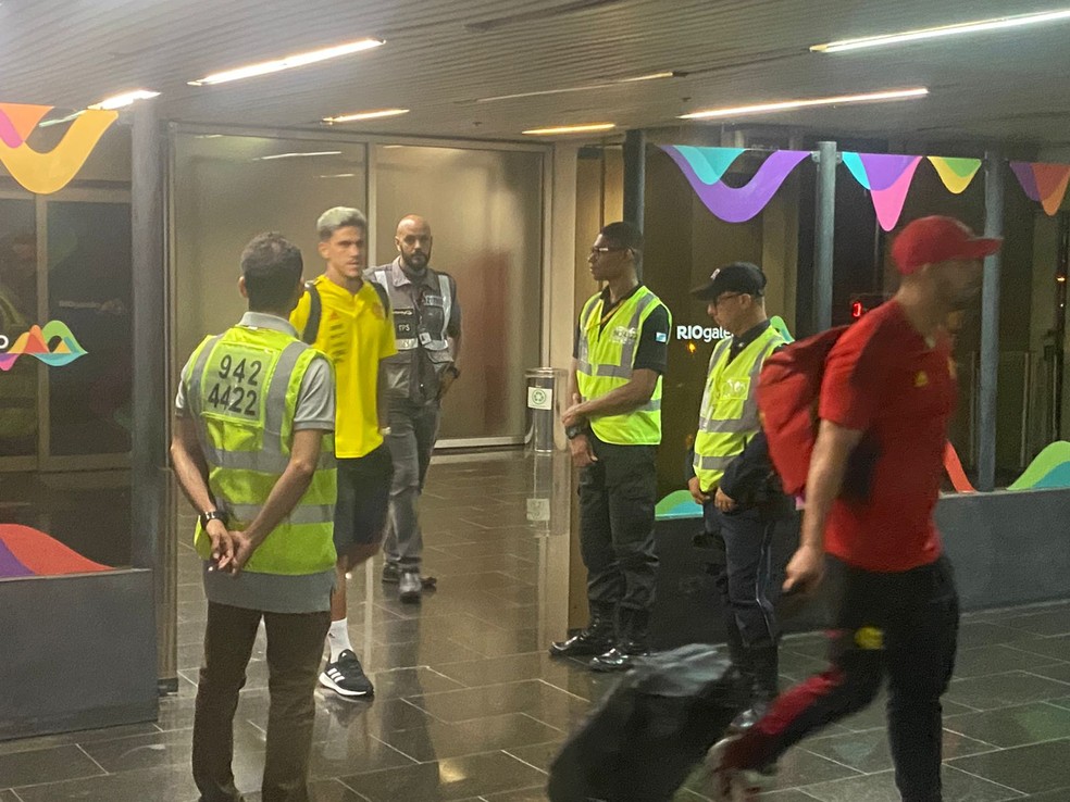 Pedro, atacante do Flamengo, em desembarque no Gale&atilde;o &mdash; Foto: Luca B&iacute;scaro/ge