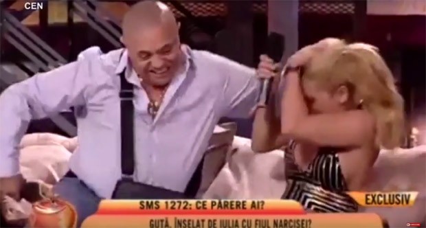 O cantor Nicolae Guta agride a mulher, Iulia, diante das câmeras de TV (Foto: Reprodução / YouTube)