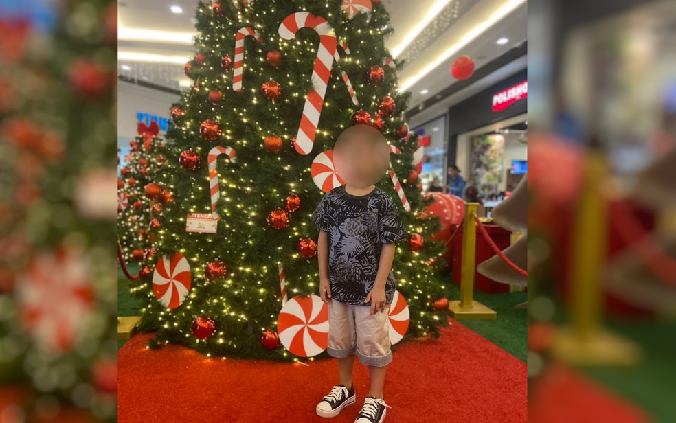 Menino autista de 4 anos tirou outras fotos com a decoração de Natal no mesmo dia em que não conseguiu tirar com o Papai Noel, em Valparaíso de Goiás — Foto: Angélica Alves/Arquivo pessoal