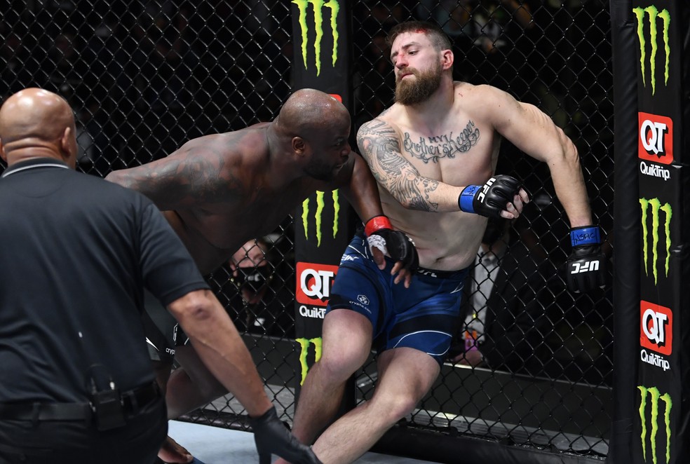 Derrick Lewis acerta o golpe que nocauteou Chris Daukaus na luta principal do UFC — Foto: Getty Images