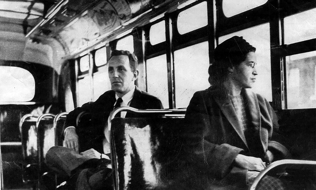 Registro não datado mostra Rosa Parks num ônibus em Montgomery