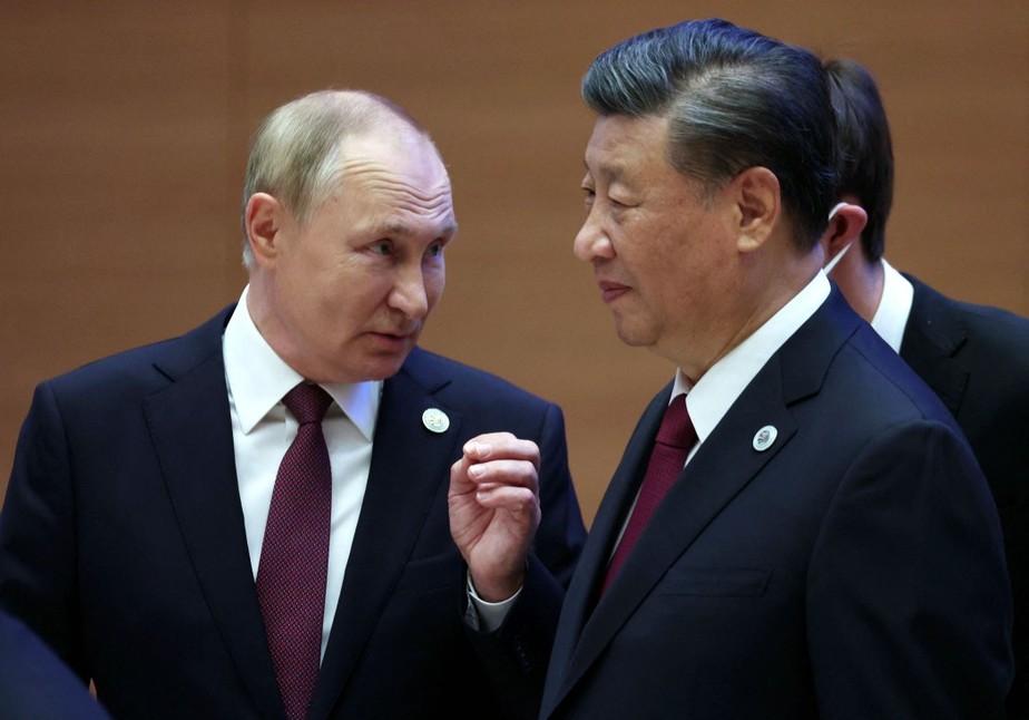 Presidente da Rússia, Vladimir Putin, conversa com o presidente da China, Xi Jinping, durante Organização de Cooperação de Xangai em Samarcanda, no Uzbequistão