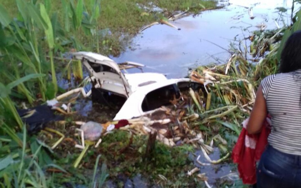 Condutor não conseguiu sair do veículo e morreu afogado (Foto: Polícia Rodoviária Federal / Divulgação)