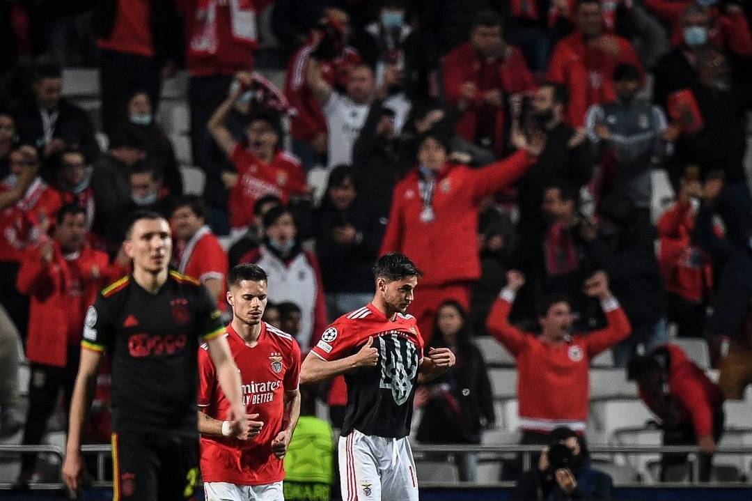 Roman Yaremchuk, jogador ucraniano do Benfica, mostra brasão de seu país em jogo contra o Ajax em 23 de fevereiro de 2022
