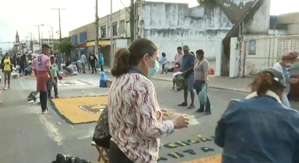 Corpus Christi: Fiéis mantêm tradição de tapetes feitos à mão e celebram feriado católico — Foto: Reprodução/TV Bahia