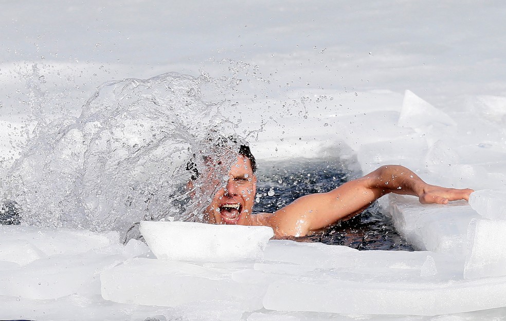 David Vencl comemora a quebra do recorde de nado no gelo. — Foto: Reuters.