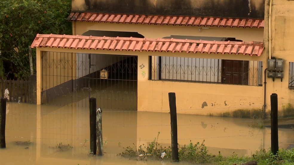 Casa inundada em Cariacica, ES — Foto: Reprodução/TV Gazeta