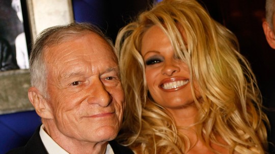 Pamela Anderson elogia Hugh Hefner, magnata da Playboy acusado de estupro: "Cavalheiro"