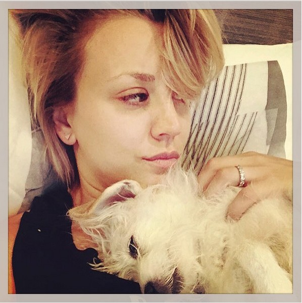 Kaley Cuoco e sua cachorrinha Ruby (Foto: Instagram)