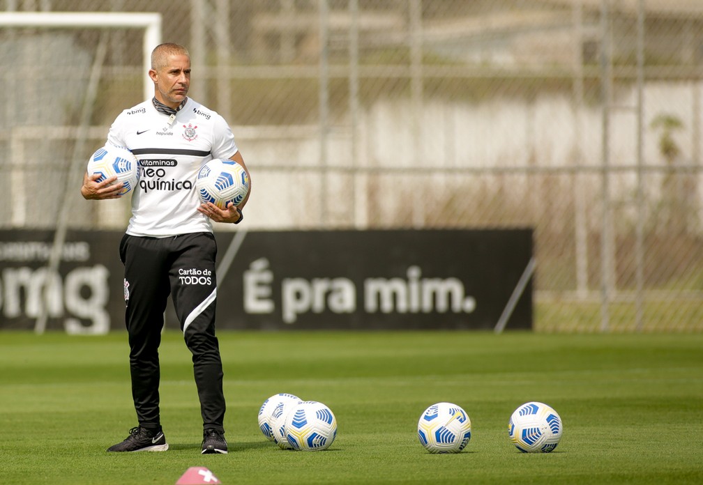 Escalação do Corinthians: Adson e Renato Augusto não treinam em campo; Fagner segue tratamento
