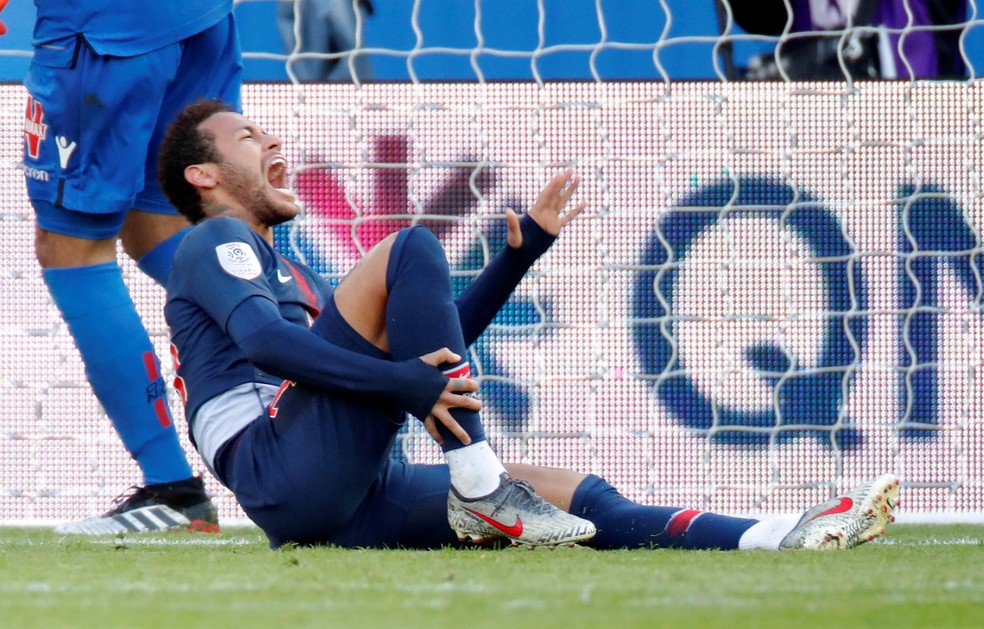Neymar sente apÃ³s entrada de Dante â€” Foto: Reuters