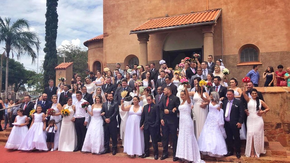 "Mas de vestidos brancos", comenta idosa sobre a beleza do casamento coletivo na igreja em Campo Grande neste sábado (15 — Foto: Alysson Maruyama/TV Morena 