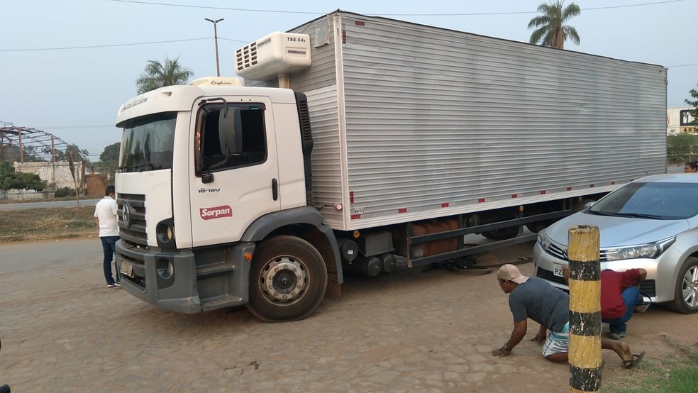 Caminhão passou por cima das pernas de estudante  — Foto: Reprodução