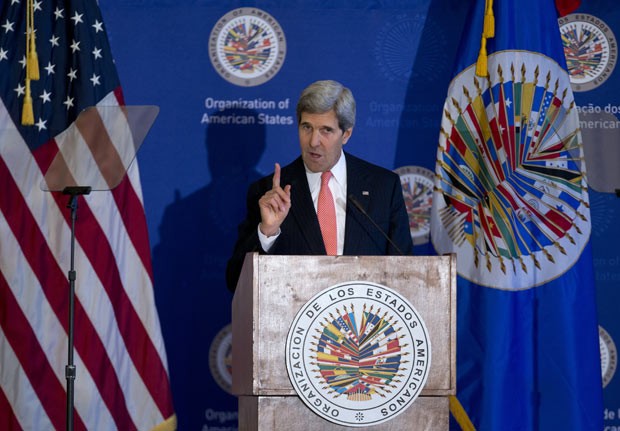 O secretário de Estado dos EUA, John Kerry, discursa nesta segunda-feira (18) na OEA, em Washington (Foto: AP)