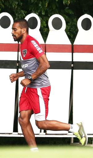 Alvaro Pereira cobra melhora do time e dá recado: 