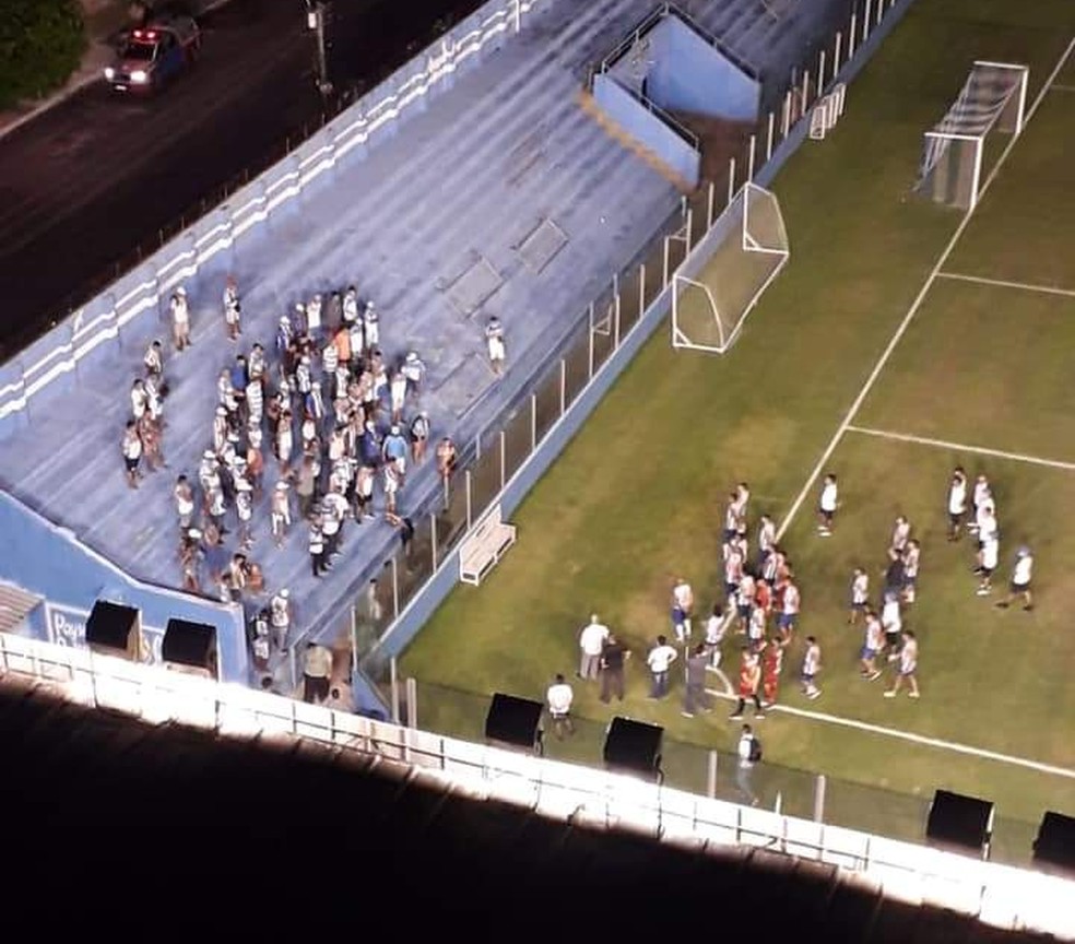 Torcida organizada foi autorizada a entrar na Curuzu para conversar com o elenco — Foto: Reprodução