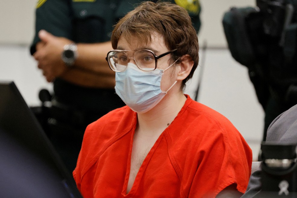Assassino que matou 17 em escola na Flórida é formalmente sentenciado à prisão perpétua — Foto: Amy Beth Bennett/Pool via REUTERS