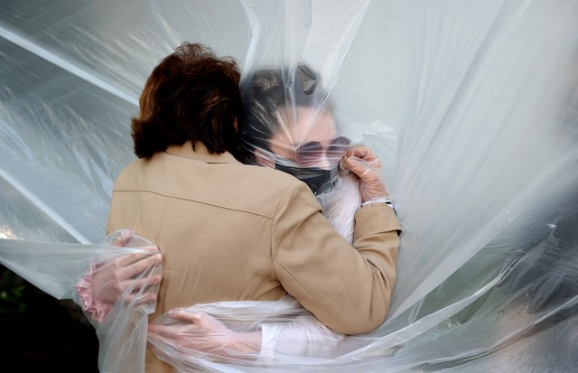 WANTAGH, NEW YORK - MAY 24:   Olivia Grant (R) hugs her grandmother, Mary Grace Sileo through a plastic drop cloth hung up on a homemade clothes line during Memorial Day Weekend on May 24, 2020 in Wantagh, New York.  It is the first time they have had con (Foto: Getty Images)