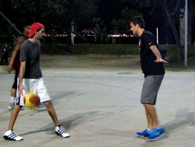 Disfarçado, armador do Fla joga basquete de rua com fãs do esporte