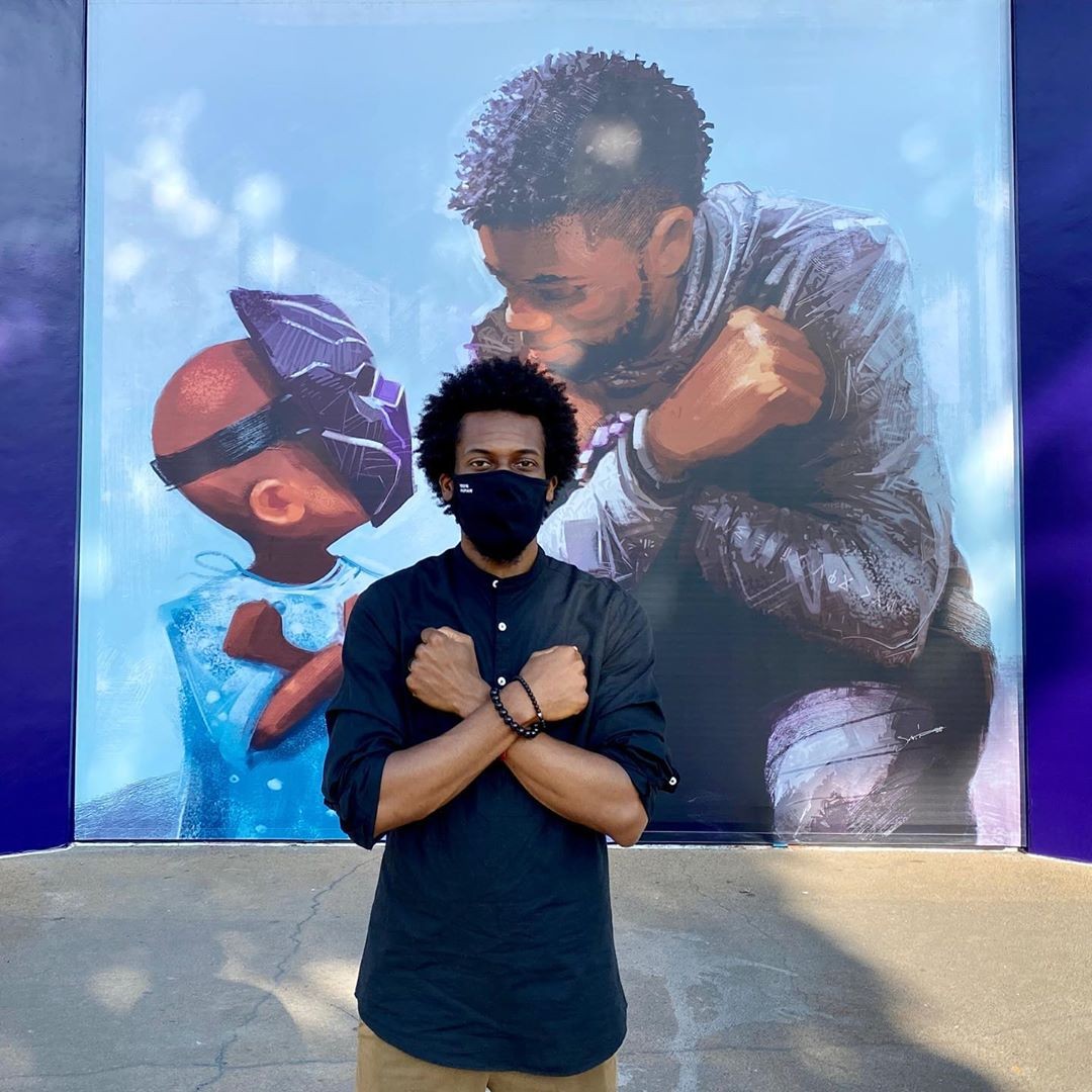 Nikkolas Smith com o mural em homenagem a Chadwick Boseman (Foto: Reprodução/Instagram)