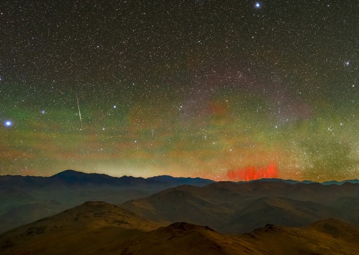 Sprites vermelhos no céu do deserto do Atacama, no Chile (Foto: Divulgação/ESO)