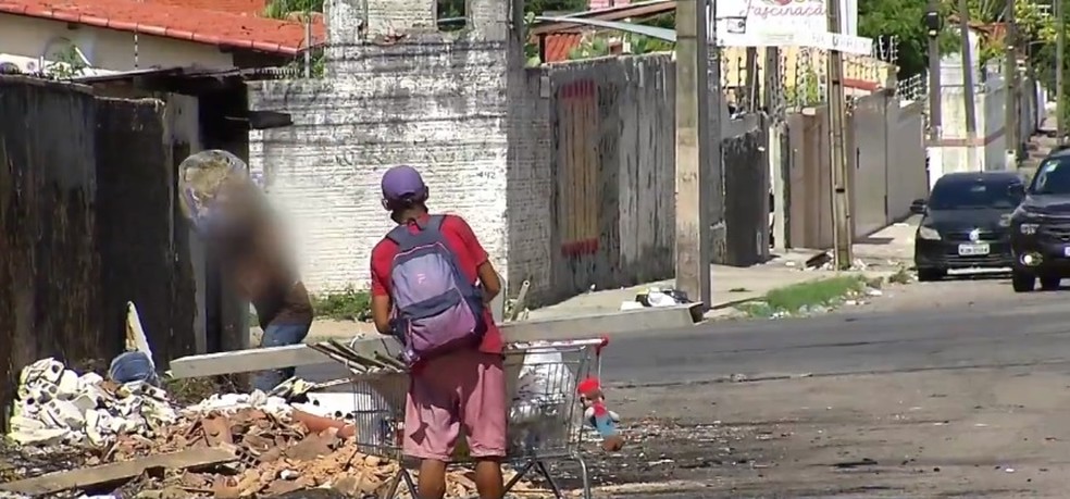 Lixo sendo colocado em trecho de rua no bairro Lagoa Nova — Foto: Reprodução/Inter TV Cabugi