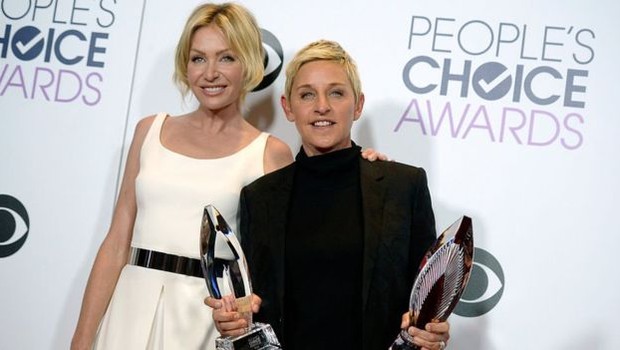 A apresentadora americana Ellen DeGeneres (direita) com a esposa Portia de Rossi (Foto: BBC)