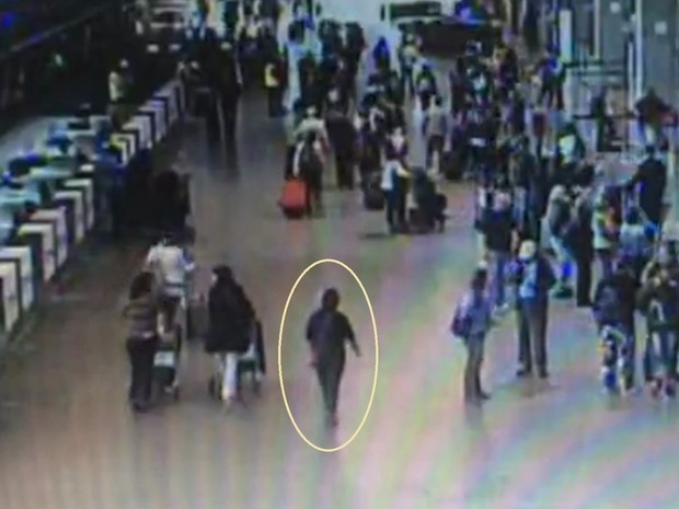 Nessa outra imagem, Eliza Cremasco aparece no meio do saguão de embarque do aeroporto de Guarulhos (Foto: TV Globo/Reprodução)