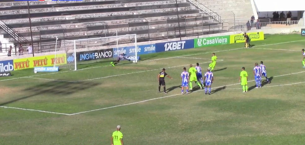 De pênalti, Tadeu abre o placar para o Murici contra o Jaciobá — Foto: Reprodução FAF/Eleven