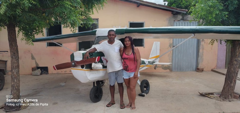 Gênesis Gomes, o 'Bigode', e a esposa Maria José, com o avião estacionado na frente da casa na cidade de João Dias — Foto: cedida