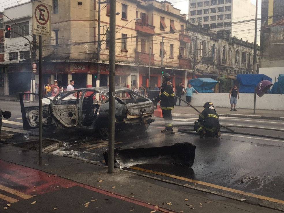 Carro de cliente que não pagou travesti é incendiado em Santos, SP. (Foto: Andressa Barboza/G1)