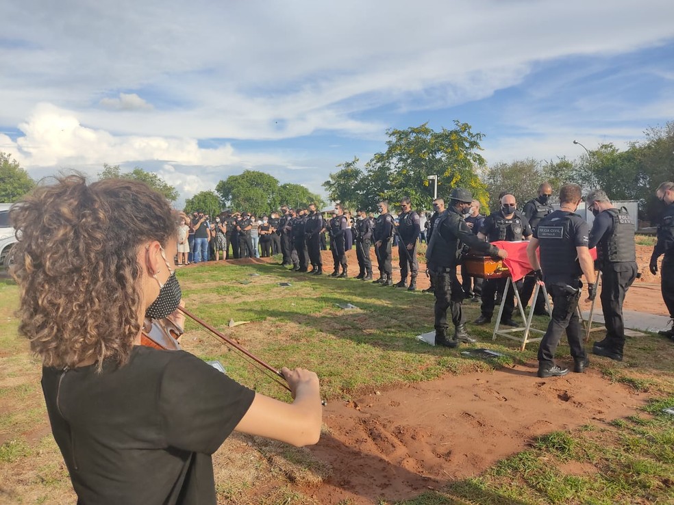 Corpo de policial civil morto pelo parceiro de trabalho é sepultado em Presidente Prudente — Foto: Aline Costa/G1
