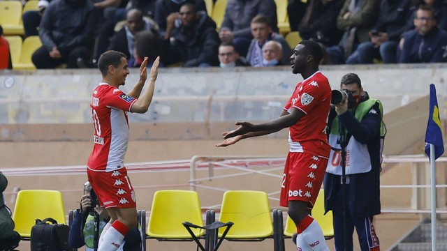 Ben Yedder comemora gol do Monaco sobre o PSG com Fofana 