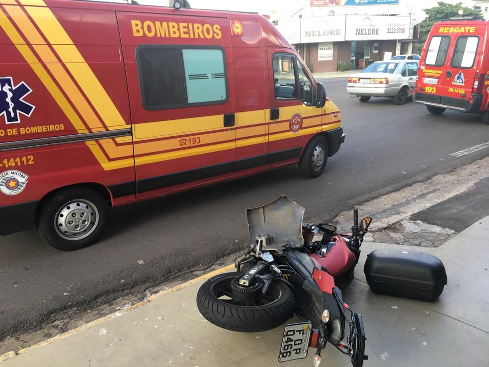 Duas pessoas ficaram feridas no acidente na manhã desta quarta-feira (30) — Foto: João Alberto Pedrini/G1