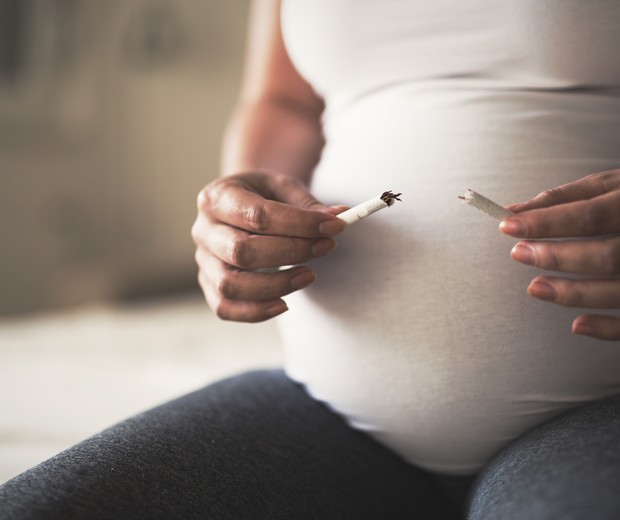 Mulher grávida apagando cigarro (Foto: Thinkstock)