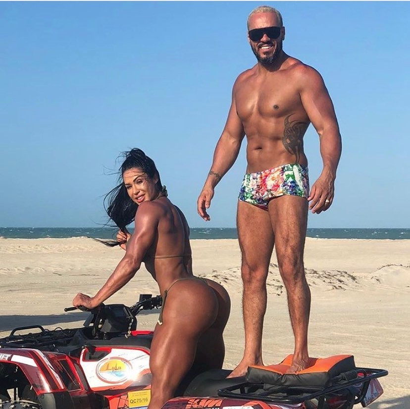 Belo e Gracyanne Barbosa na praia (Foto: Reprodução/Instagram)