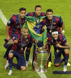 Brasileiros do Barcelona comemoram título da Champions (Foto: AP Photo/Michael Sohn)