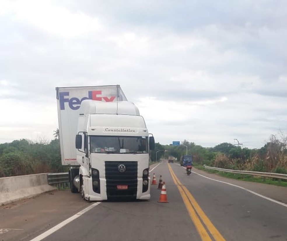Caminhão foi usado pelos criminosos para bloquear um trecho da BR-116 — Foto: PRF/Divulgação