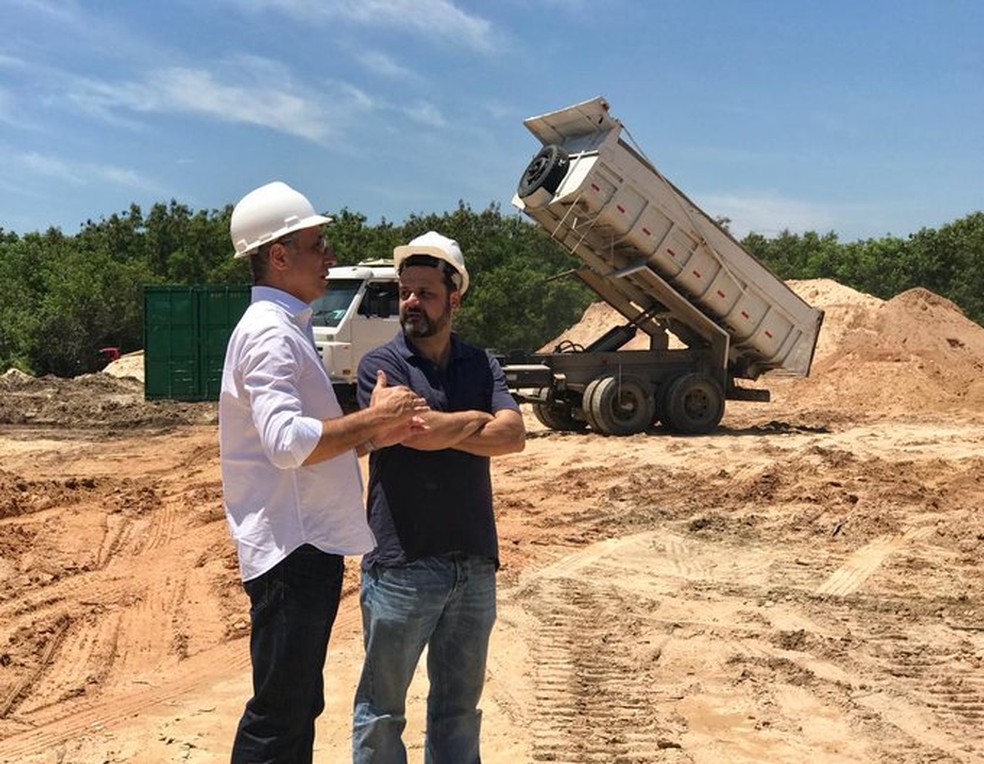 Alexandre Campello acompanha obras no CT ao lado de Pedro Seixas, VP de Obras e Engenharia — Foto: Divulgação