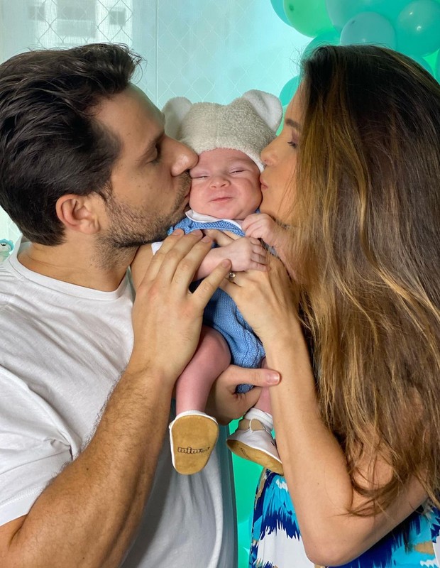 Eliéser Ambrosio e Kamilla Salgado com o filho, Bento (Foto: Reprodução/Instagram)