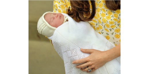 Chalotte recém-nascida nos braços da duquesa Kate Middleton