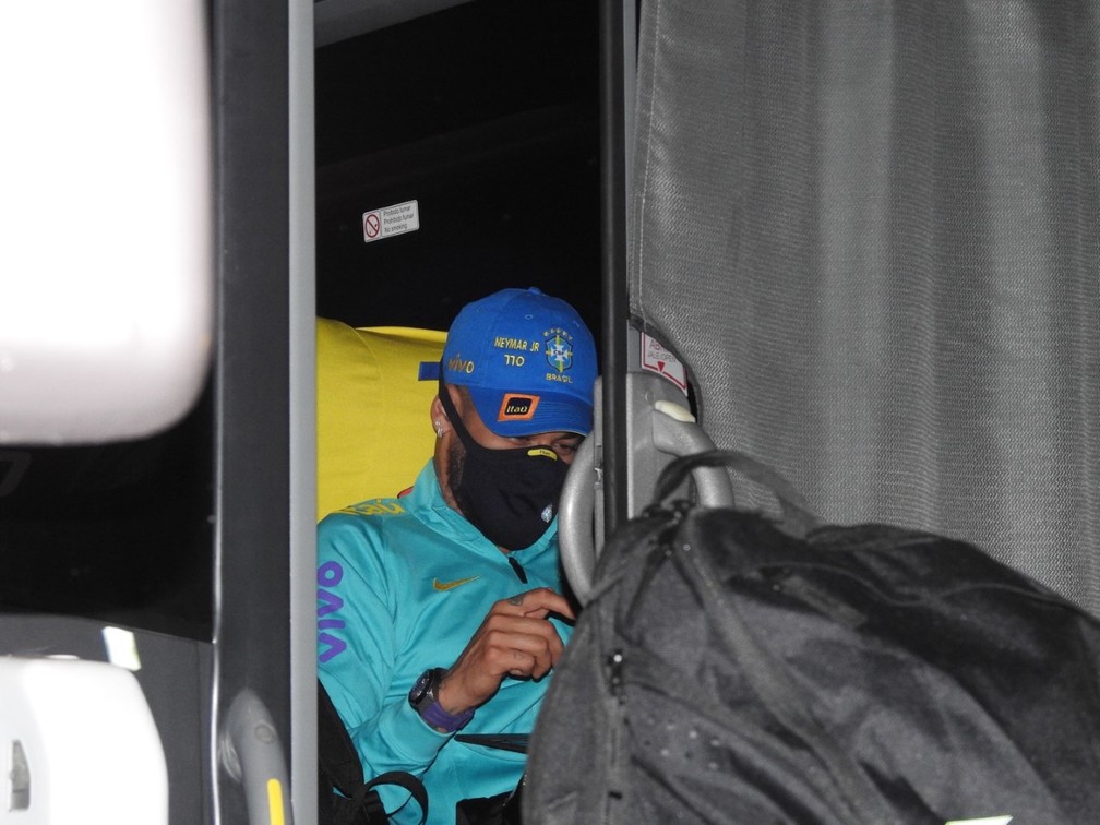 Decisivo em Assunção, Neymar desembarca em São Paulo — Foto: Marcelo Braga