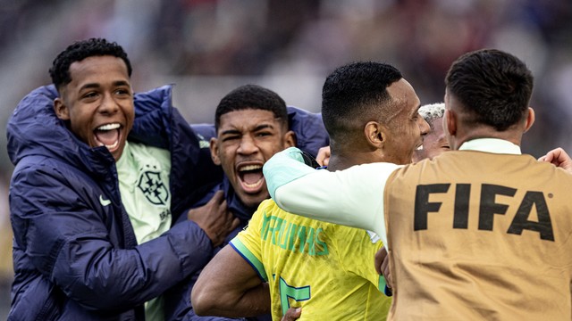 Jogadores do Brasil comemoram gol contra a Nigéria
