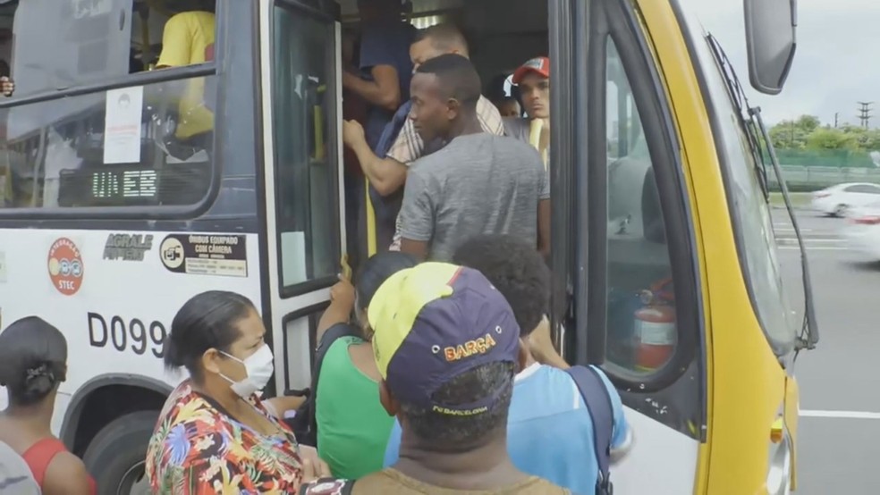 Passageiros precisaram se espremer para entrar nos ônibus que seguiram circulando, em Salvador — Foto: TV Bahia