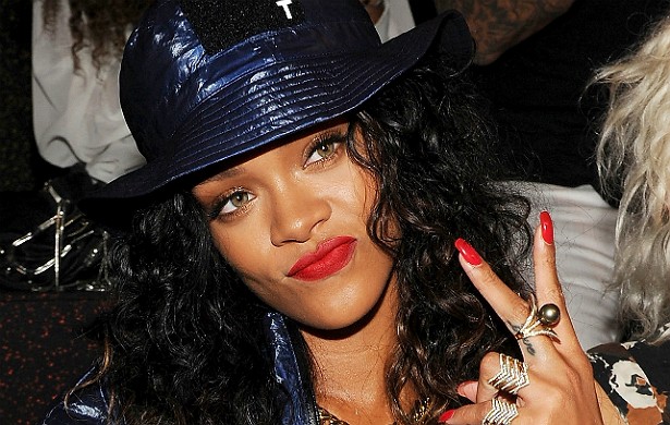 Rihanna é famosa por sua humildade, mas, veja só, até quando a estrela paga de arrogante ela se dá bem. Em 2012, RiRi fez a maior zona numa balada em Londres: dançou em cima de uma mesa, caiu, quebrou taças e garrafas, e foi levada para fora pelos seguranças. Mas aí gritou 