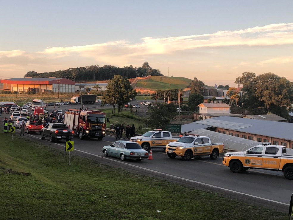 ERS-122 teve bloqueio no km 56 após acidente com vítimas — Foto: Divulgação/CRBM