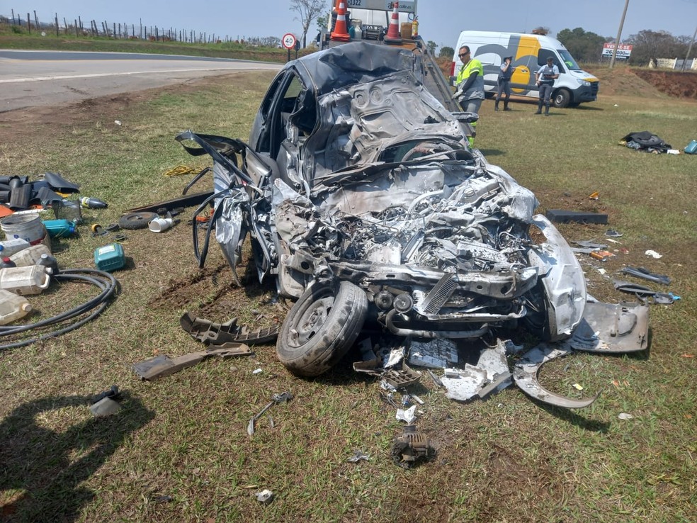 Motorista morre ao bater carro em caminhão em Itu (SP) — Foto: Divulgação